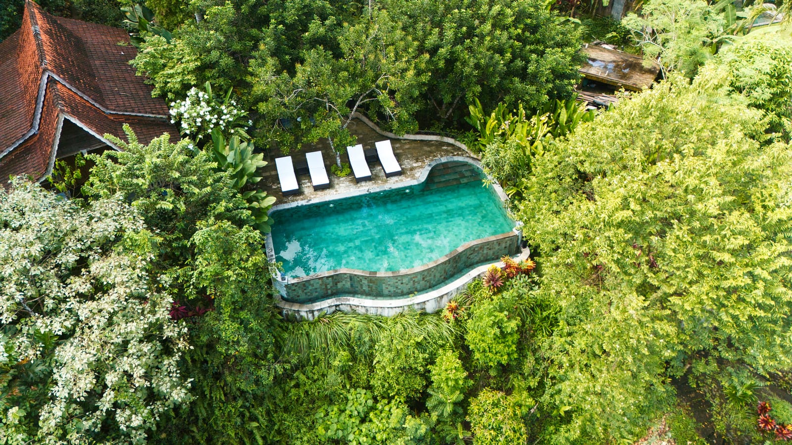 Infinity-edge villa swimming pool in Bali by Tropical Pool, since 1988